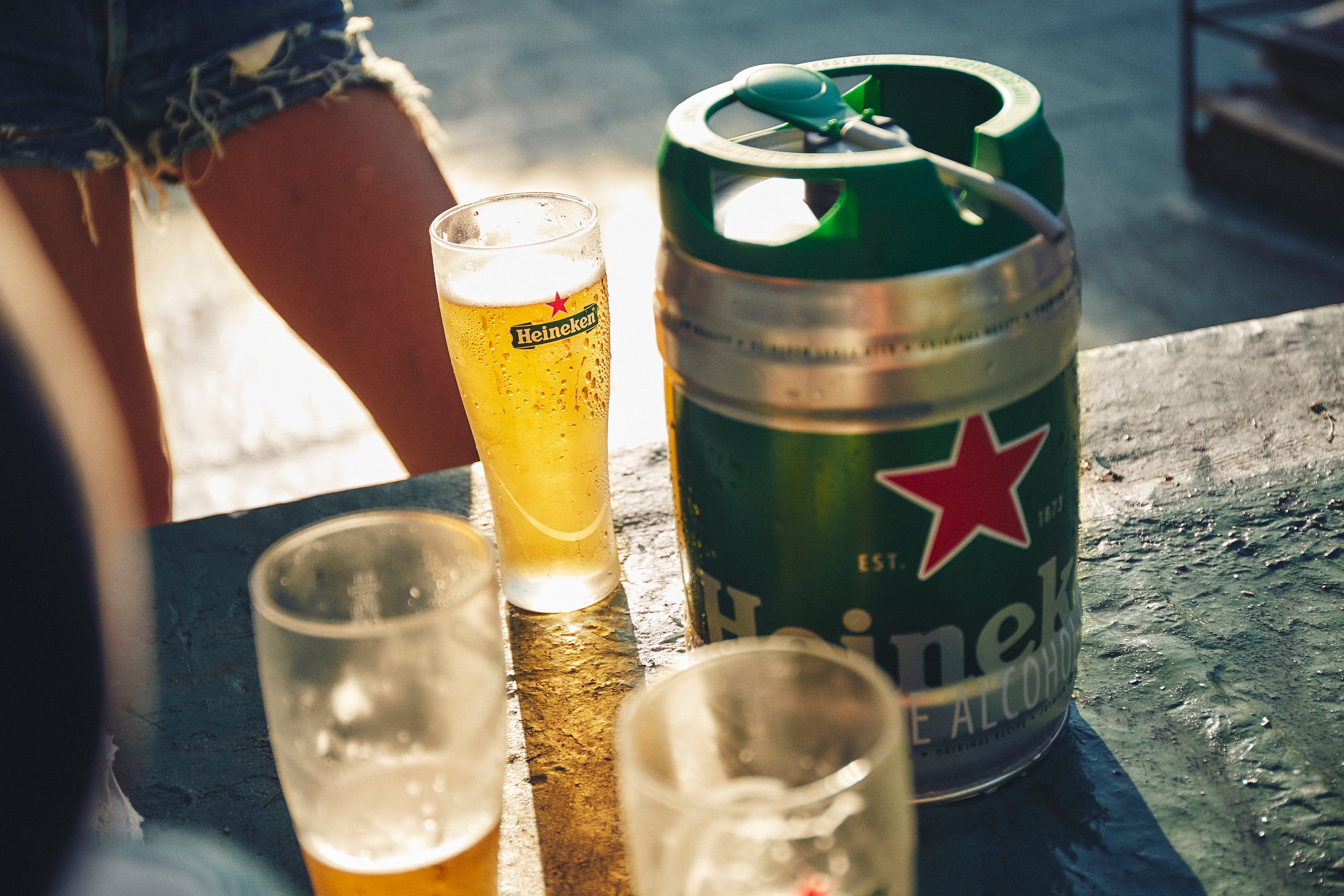 5L beer keg and beer glasses