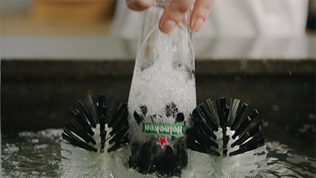 Cleaning a beer glass