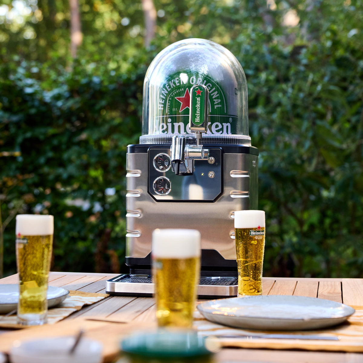 Rubinetto BLADE con bicchieri di birra su un tavolo di legno all'aperto.