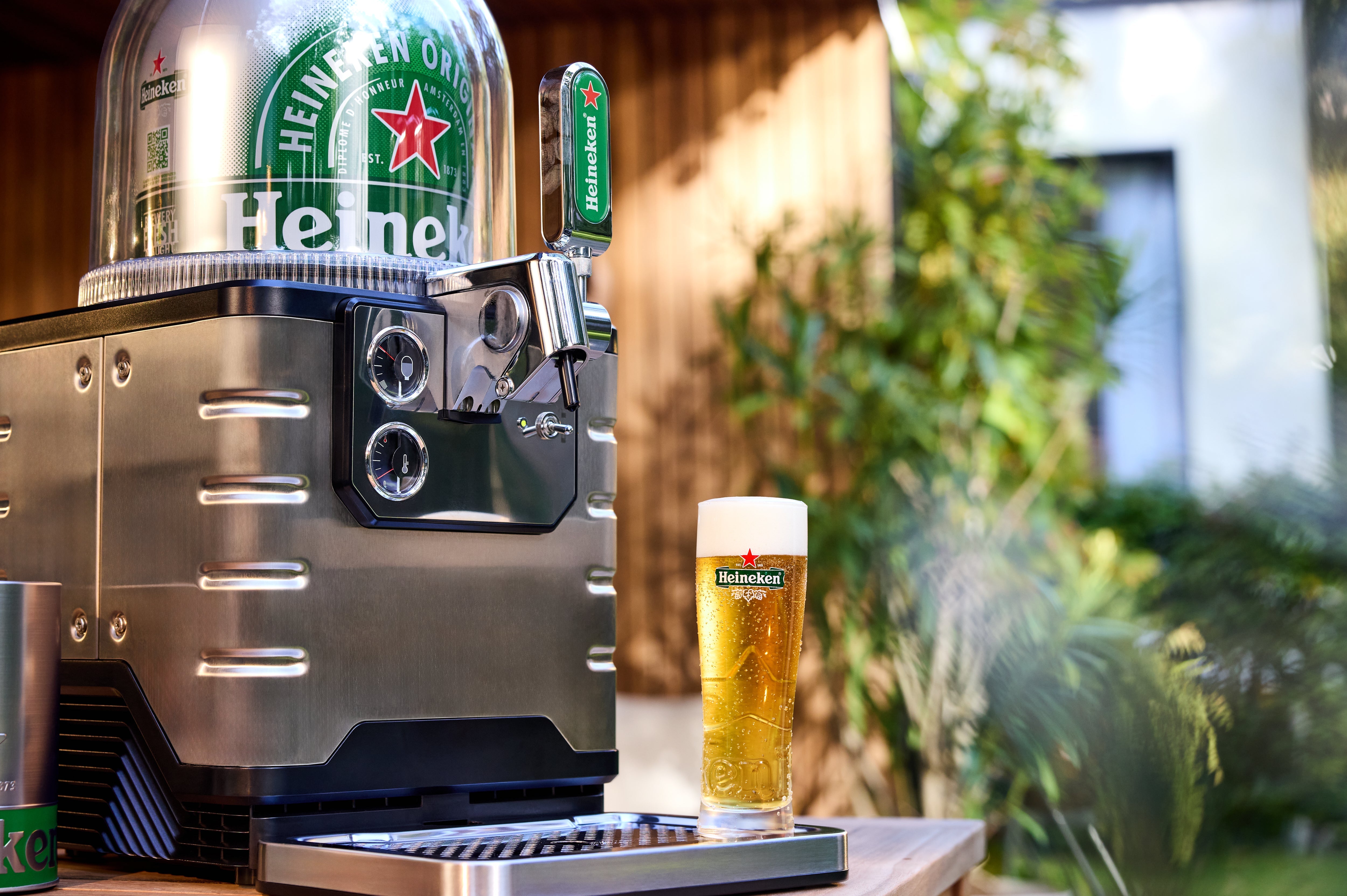 Robinet BLADE avec un fût de bière Heineken, une poignée de tirage Heineken et un verre de bière Heineken fraîchement tirée