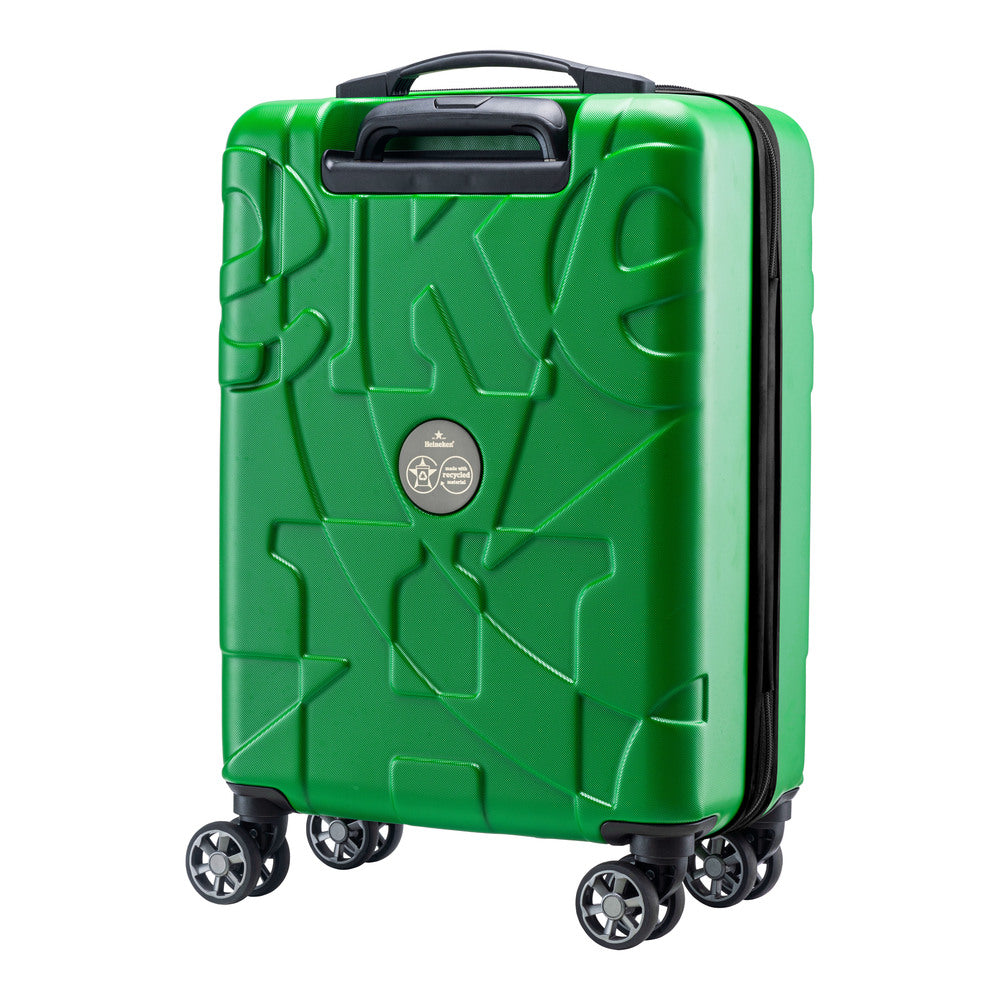 De achterkant van de Groene Heineken Koffer met gerecycled logo en zwarte wielen.