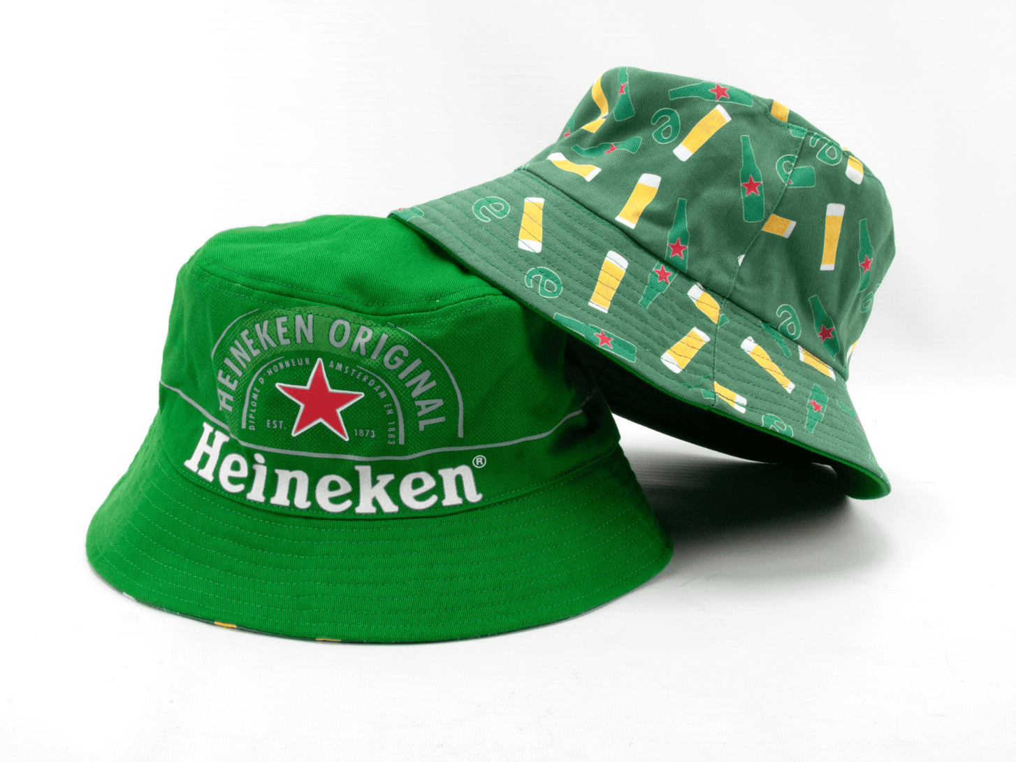 Due cappelli da pescatore verdi Heineken, uno con il logo Heineken e l'altro con un motivo di bottiglie di birra e stelle.