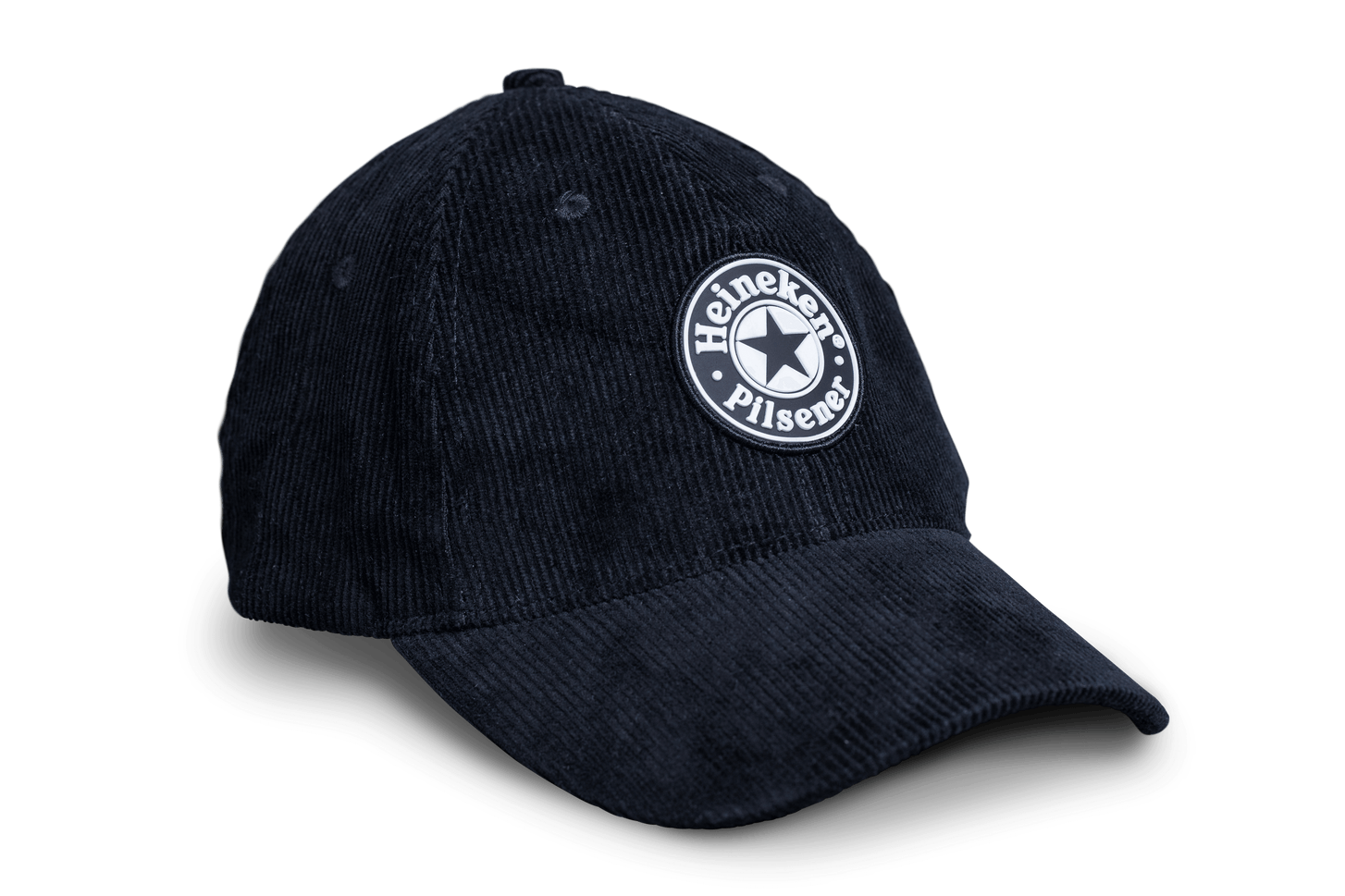 Eine schwarze, gerippte Baseballkappe mit dem Heineken-Logo vorne drauf.