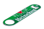 Een groene metalen flesopener met het Heineken logo erop gedrukt.