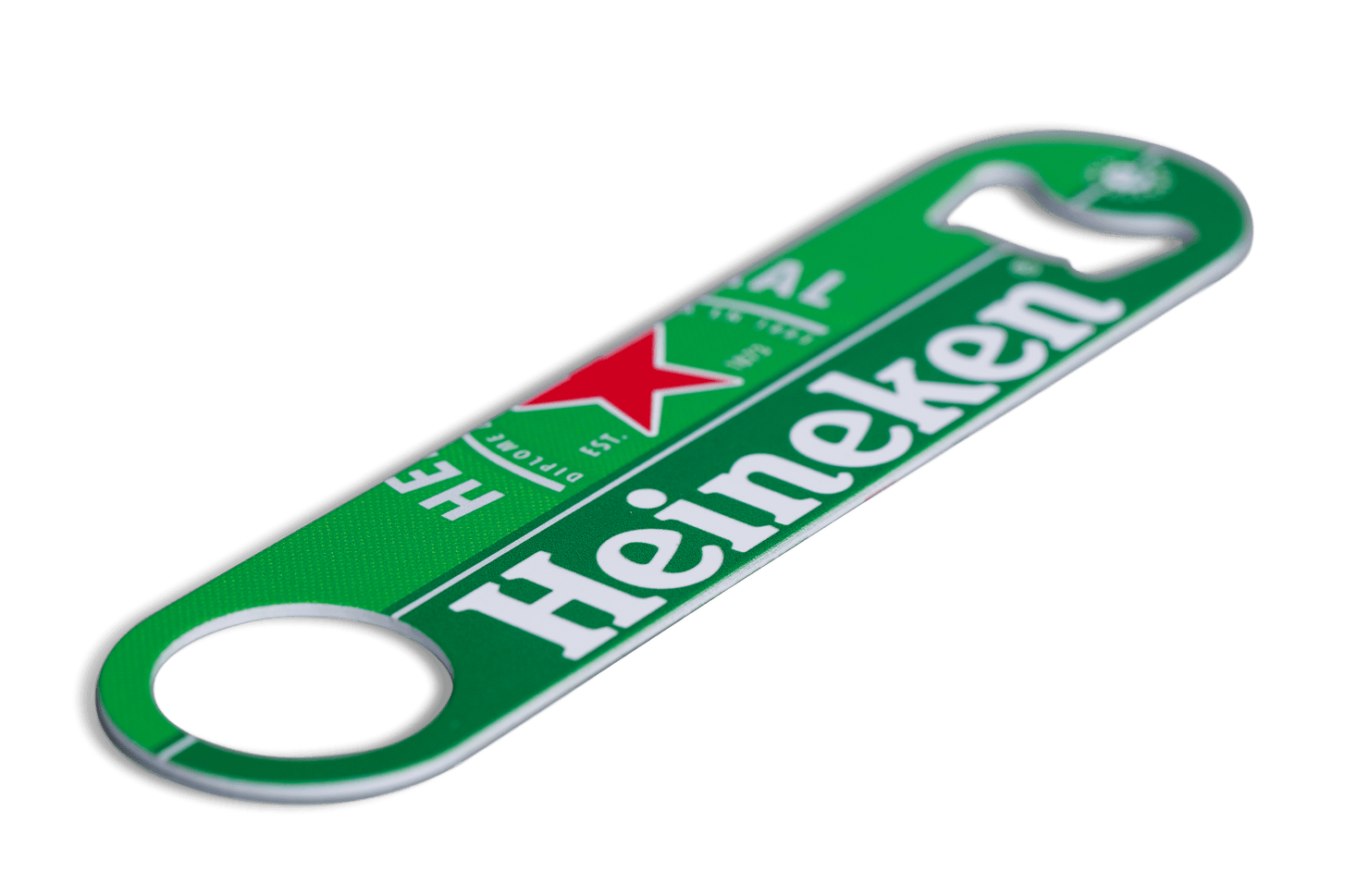 Een groene metalen flesopener met het Heineken logo erop gedrukt.
