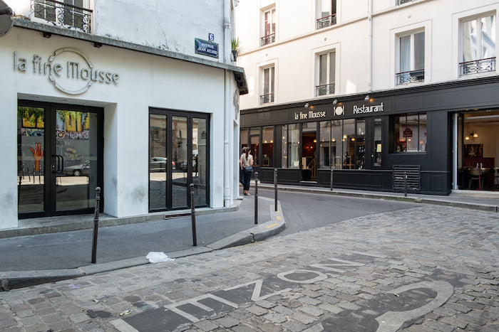 Gros plan d'un verre de bière avec une mousse fine, présentant une riche couleur dorée et une mousse blanche et mousseuse, parfait pour les amateurs de bière et les connaisseurs à la recherche de la boisson idéale. Découvrez l'art de la présentation de la bière et l'attrait d'un brassage bien conçu