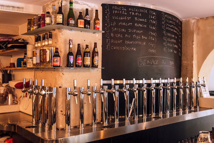 Gros plan d'une fine mousse sur un verre de bière fraîchement versé, mettant en valeur la texture de la mousse crémeuse et la teinte dorée, parfaite pour les amateurs et les connaisseurs de bière