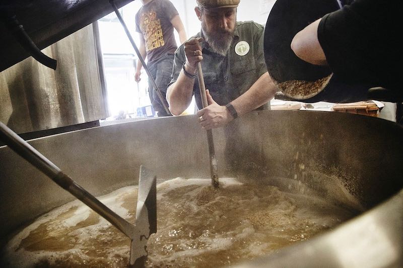 Brauprozess im Gange bei der Kehrwieder Kreativbrauerei, Braukessel und Ausrüstung sind sichtbar.